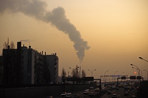 POLLUTION URBAINE, FUMEE D'USINE ET VOITURES SUR LE PERIPHERIQUE, PARIS (75), FRANCE 