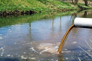 REJET DES EAUX USEES DANS LA RIVIERE, POLLUTION DE LA RISLE, RUGLES, EURE (27), FRANCE 