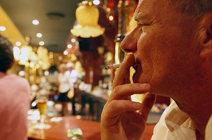 FUMEUR DANS UN CAFE, LE HAVRE, FRANCE 