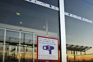 AEROPORT DE NICE, ZONE PROTEGEE PAR DES CAMERAS DE SURVEILLANCE, ALPES-MARITIMES (06), FRANCE 