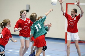 MATCH DE HANDBALL EN SALLE, EQUIPE DE JEUNES DANS LE GYMNASE DE RUGLES, EURE (27), FRANCE 