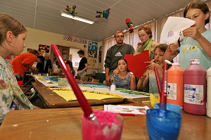 LES ENFANTS AUX ATELIERS PEINTURES DU CENTRE AERE DE LA VILLE DE RUGLES, EURE, FRANCE 