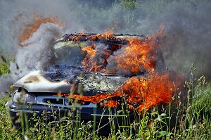 FEU DE VOITURE EN MILIEU RURAL, VEHICULE EN FLAMME AVEC FUMEES POLLUANTES, MORBIHAN (56), FRANCE 