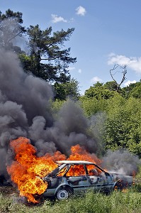 FEU DE VOITURE EN MILIEU RURAL, VEHICULE EN FLAMME AVEC FUMEES POLLUANTES, MORBIHAN (56), FRANCE 