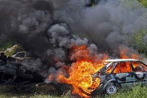 FEU DE VOITURE EN MILIEU RURAL, VEHICULE EN FLAMME AVEC FUMEES POLLUANTES, MORBIHAN (56), FRANCE 