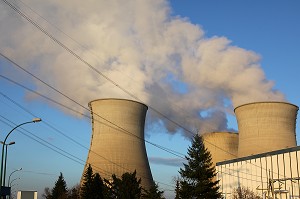 CHEMINEE DE REFROIDISSEMENT (VAPEUR D'EAU) DE LA CENTRALE NUCLEAIRE EDF DU BUGEY, REACTEUR A EAU PRESSURISEE DE TYPE REP, AIN (01), FRANCE 