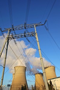 LIGNES ELECTRIQUES A HAUTE TENSION ET CHEMINEES DE REFROIDISSEMENT (VAPEUR D'EAU) DE LA CENTRALE NUCLEAIRE EDF DU BUGEY, REACTEUR A EAU PRESSURISEE DE TYPE REP, AIN (01), FRANCE 