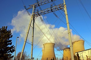 LIGNES ELECTRIQUES A HAUTE TENSION ET CHEMINEES DE REFROIDISSEMENT (VAPEUR D'EAU) DE LA CENTRALE NUCLEAIRE EDF DU BUGEY, REACTEUR A EAU PRESSURISEE DE TYPE REP, AIN (01), FRANCE 