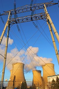 LIGNES ELECTRIQUES A HAUTE TENSION ET CHEMINEES DE REFROIDISSEMENT (VAPEUR D'EAU) DE LA CENTRALE NUCLEAIRE EDF DU BUGEY, REACTEUR A EAU PRESSURISEE DE TYPE REP, AIN (01), FRANCE 