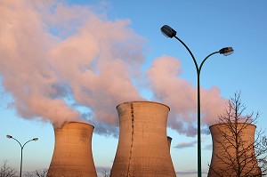 CHEMINEE DE REFROIDISSEMENT (VAPEUR D'EAU) DE LA CENTRALE NUCLEAIRE EDF DU BUGEY, REACTEUR A EAU PRESSURISEE DE TYPE REP, AIN (01), FRANCE 