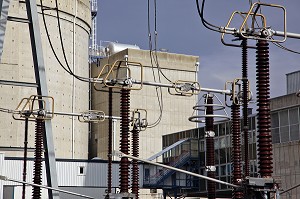 LIGNE ELECTRIQUE DEVANT LA CENTRALE NUCLEAIRE EDF DU BUGEY, AIN (01), FRANCE 