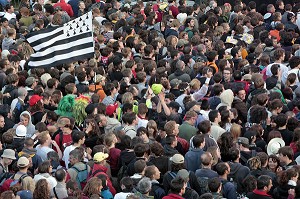 GROS PLAN SUR LA FOULE ET LE DRAPEAU BRETON AU FESTIVAL DES VIEILLES CHARRUES DE CARHAIX, FINISTERE (29), FRANCE 