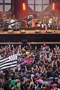 CONCERT DE 'TV ON THE RADIO' DEVANT LA FOULE DU FESTIVAL DES VIEILLES CHARRUES DE CARHAIX, FINISTERE (29), FRANCE 