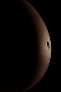 VENTRE DE FEMME ENCEINTE EN FORME DE LUNE 