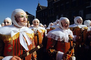 PARADE DES GILLES DANS LEURS COSTUMES TRADITIONNELS, CARNAVAL DE BINCHE, BELGIQUE 