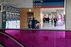 NOUVEAU DECOR DU TERMINALE 2 DE L'AEROPORT ROISSY-CHARLES DE GAULLE, ROISSY-EN-FRANCE, VAL-D'OISE, FRANCE 