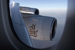 REACTEURS ET AILE D'UN AIRBUS A380 DE LA COMPAGNIE EMIRATES, ASSURANT UN VOL PARIS-DUBAI 