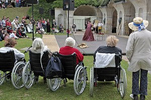 REPRESENTATION DE THEATRE EN COSTUME D'EPOQUE RENAISSANCE, CEREMONIE POUR LE RETOUR DE LA DEPOUILLE DE DIANE DE POITIERS A LA CHAPELLE SEPULCRALE DU CHATEAU D'ANET, 29 MAI 2010, EURE-ET-LOIR (28), FRANCE 