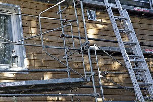 RAVALEMENT DE FACADE D'UNE MAISON EN BOIS, EURE-ET-LOIR, FRANCE 