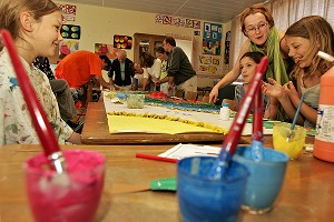 ATELIER DE PEINTURE POUR LES ENFANTS, CENTRE AERE DE RUGLES, EURE, FRANCE 