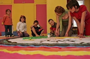 ATELIER DE PEINTURE POUR LES ENFANTS AU CENTRE AERE DE RUGLES, EURE (27), FRANCE 