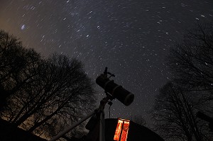 TELESCOPE DEVANT UNE YOURTE SOUS UN CIEL D'UNE NUIT ETOILEE, PLATEAU DES MILLE VACHES, CREUSE (23), FRANCE 
