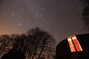 YOURTE MONGOLE ECLAIRE ET CIEL D'UNE NUIT ETOILEE, PLATEAU DES MILLE VACHES, CREUSE (23), FRANCE 