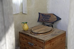 TOILETTES SECHES, PLATEAU DES MILLE VACHES, CREUSE (23), FRANCE 
