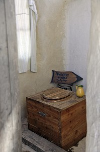 TOILETTES SECHES, PLATEAU DES MILLE VACHES, CREUSE (23), FRANCE 
