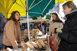 VENTE DE PAIN BIO, LABEL AB, ISSU DE L'AGRICULTURE BIOLOGIQUE, LORELEI ET SA SOEUR VANESSA SUR LE MARCHE BIOLOGIQUE ET PRODUITS ARTISANAUX, EYMOUTIERS, CREUSE (23), FRANCE 