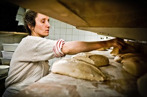 STEPHANIE, ARTISAN BOULANGER FABRICANT DU PAIN ISSU DE L'AGRICULTURE BIOLOGIQUE APRES UNE ORIENTATION VERS L'EDUCATION NATIONALE, IL S'INSTALLE DANS LA CREUSE, FRANCE 
