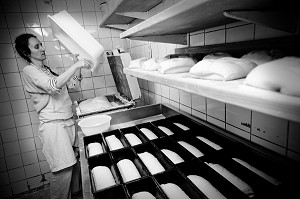 STEPHANIE, ARTISAN BOULANGER FABRICANT DU PAIN ISSU DE L'AGRICULTURE BIOLOGIQUE APRES UNE ORIENTATION VERS L'EDUCATION NATIONALE, IL S'INSTALLE DANS LA CREUSE, FRANCE 