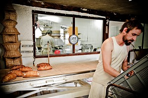 JEROME, BOULANGER FABRICANT DU PAIN ISSU DE L'AGRICULTURE BIOLOGIQUE APRES UNE ORIENTATION VERS L'EDUCATION NATIONALE, IL S'INSTALLE DANS LA CREUSE, FRANCE 