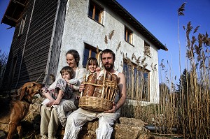 JEROME  ET STEPHANIE AVEC LEURS ENFANTS ALICIE ET LUZEL, ARTISAN BOULANGER FABRICANT DU PAIN ISSU DE L'AGRICULTURE BIOLOGIQUE APRES UNE ORIENTATION VERS L'EDUCATION NATIONALE, IL S'INSTALLE DANS LA CREUSE, FRANCE