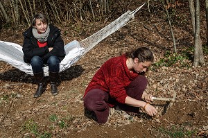 LORELEI AVEC SA SOEUR VANESSA, ELLE A TOUT QUITTE POUR CONSTRUIRE ET HABITER SA CABANE EN BOIS AU MILIEU DE LA CREUSE, FRANCE 