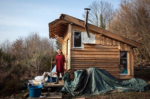 LORELEI DEVANT SA CABANE, ELLE A TOUT QUITTE POUR CONSTRUIRE ET HABITER SA CABANE EN BOIS AU MILIEU DE LA CREUSE, FRANCE 