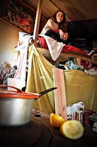 LORELEI DANS SA MEZZANINE, ELLE A TOUT QUITTE POUR CONSTRUIRE ET HABITER SA CABANE EN BOIS AU MILIEU DE LA CREUSE, FRANCE 