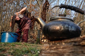 LORELEI SE LAVE LES CHEVEUX APRES AVOIR FAIT CHAUFFER L'EAU DANS LA BOUILLOIRE, ELLE A TOUT QUITTE POUR CONSTRUIRE ET HABITER SA CABANE EN BOIS AU MILIEU DE LA CREUSE, FRANCE 