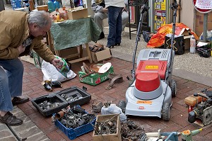 STAND DE TONDEUSES ET MOTEURS D'OCCASION, VIDE GRENIER DE RUGLES, EURE (27), FRANCE 