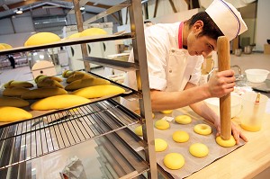 ETUDIANT EN BOULANGERIE PATISSERIE, 42 EME OLYMPIADES DES METIERS EN BRETAGNE, RENNES, FRANCE 