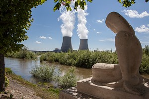 CENTRALE NUCLEAIRE DE BELLEVILLE-SUR-LOIRE (CHER) VUE DEPUIS NEUVY-SUR-LOIRE (NIEVRE), FRANCE 