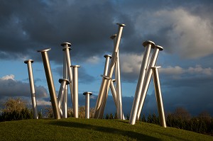 AMENAGEMENT D'UN ROND-POINT AVEC DES CLOUS GEANTS, SCULPTURE SYMBOLIQUE RAPPELANT QUE LA VILLE FUT L'UN DES CENTRES DE FABRICATION DES CLOUS ET DES EPINGLES EN NORMANDIE ET LA CAPITALE DE LA POINTE DE PARIS AU 19EME SIECLE, RUGLES, EURE (27), HAUTE-NORMANDIE, FRANCE 