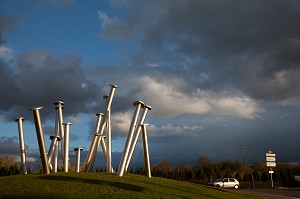 AMENAGEMENT D'UN ROND-POINT AVEC DES CLOUS GEANTS, SCULPTURE SYMBOLIQUE RAPPELANT QUE LA VILLE FUT L'UN DES CENTRES DE FABRICATION DES CLOUS ET DES EPINGLES EN NORMANDIE ET LA CAPITALE DE LA POINTE DE PARIS AU 19EME SIECLE, RUGLES, EURE (27), HAUTE-NORMANDIE, FRANCE 
