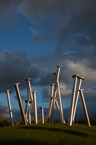 AMENAGEMENT D'UN ROND-POINT AVEC DES CLOUS GEANTS, SCULPTURE SYMBOLIQUE RAPPELANT QUE LA VILLE FUT L'UN DES CENTRES DE FABRICATION DES CLOUS ET DES EPINGLES EN NORMANDIE ET LA CAPITALE DE LA POINTE DE PARIS AU 19EME SIECLE, RUGLES, EURE (27), HAUTE-NORMANDIE, FRANCE 