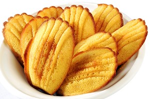 MADELEINES, PETITS GATEAUX TRADITIONNELS LORRAINS CELEBRES PAR MARCEL PROUST DANS UNE SCENE DE SON ROMAN A LA RECHERCHE DU TEMPS PERDU, ILLIERS-COMBRAY, EURE-ET-LOIR (28), FRANCE 