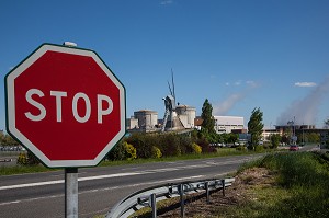 PANNEAU STOP AUX ABORD DE LA CENTRALE NUCLEAIRE DE CHINON, INDRE-ET-LOIRE (37), FRANCE 