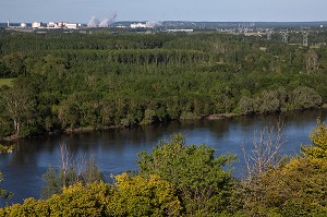 LA LOIRE ET LA FORET A CANDES-SAINT-MARTIN ET LA CENTRALE NUCLEAIRE DE CHINON EN ARRIERE-PLAN, MAINE-ET-LOIRE (49), FRANCE 