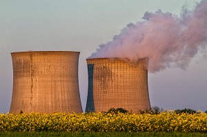 CENTRALE NUCLEAIRE DE SAINT-LAURENT-DES-EAUX, PRES D'UN CHAMP DE COLZA, SAINT-LAURENT-NOUAN, LOIR-ET-CHER (41), FRANCE 