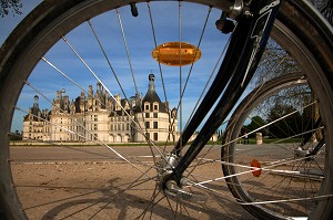 TOURISTES A VELO DANS LE PARC DU CHATEAU DE CHAMBORD, DE STYLE RENAISSANCE, LOIR-ET-CHER (41), FRANCE 