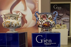 FAIENCES EXPOSEES DANS LA BOUTIQUE DE LA FAIENCERIE DE GIEN, LOIRET (45), FRANCE 